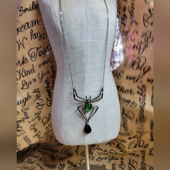 🛒🛍️💥NWT adorable spider necklace pendant 2×3 perfect for Halloween - Picture 2 of 6